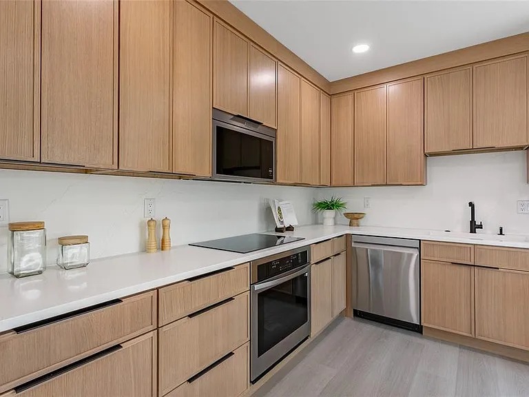 Kitchen remodel Pinellas County FL — quartz countertops and custom cabinetry